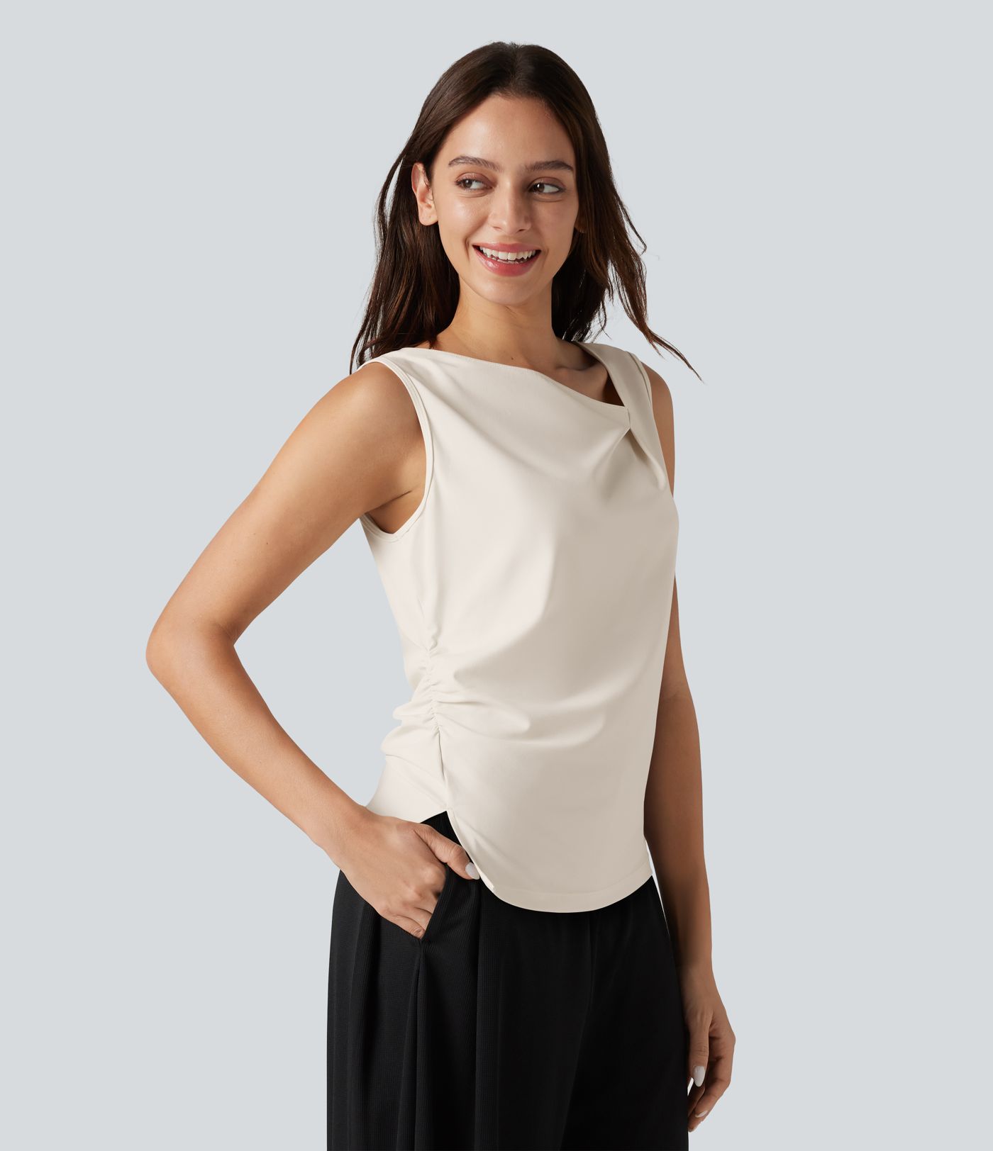 Gerafftes, ärmelloses Büro-Top mit asymmetrischem Wasserfallausschnitt und geschlitztem Saum