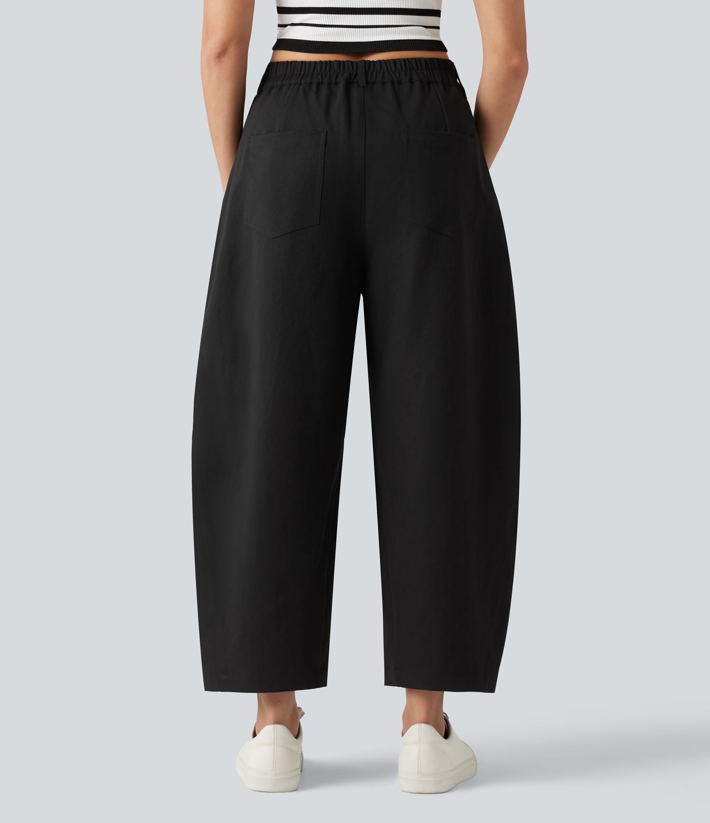 Lässige, locker geschnittene Hose mit mittelhohem Bund, mehreren Taschen und Barrel-Leg Lässige, locker geschnittene Hose mit mittelhohem Bund, mehreren Taschen und Barrel-Leg