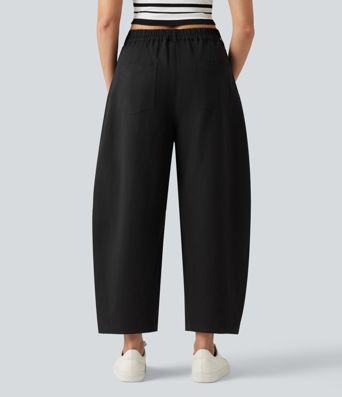Lässige, locker geschnittene Hose mit mittelhohem Bund, mehreren Taschen und Barrel-Leg Lässige, locker geschnittene Hose mit mittelhohem Bund, mehreren Taschen und Barrel-Leg
