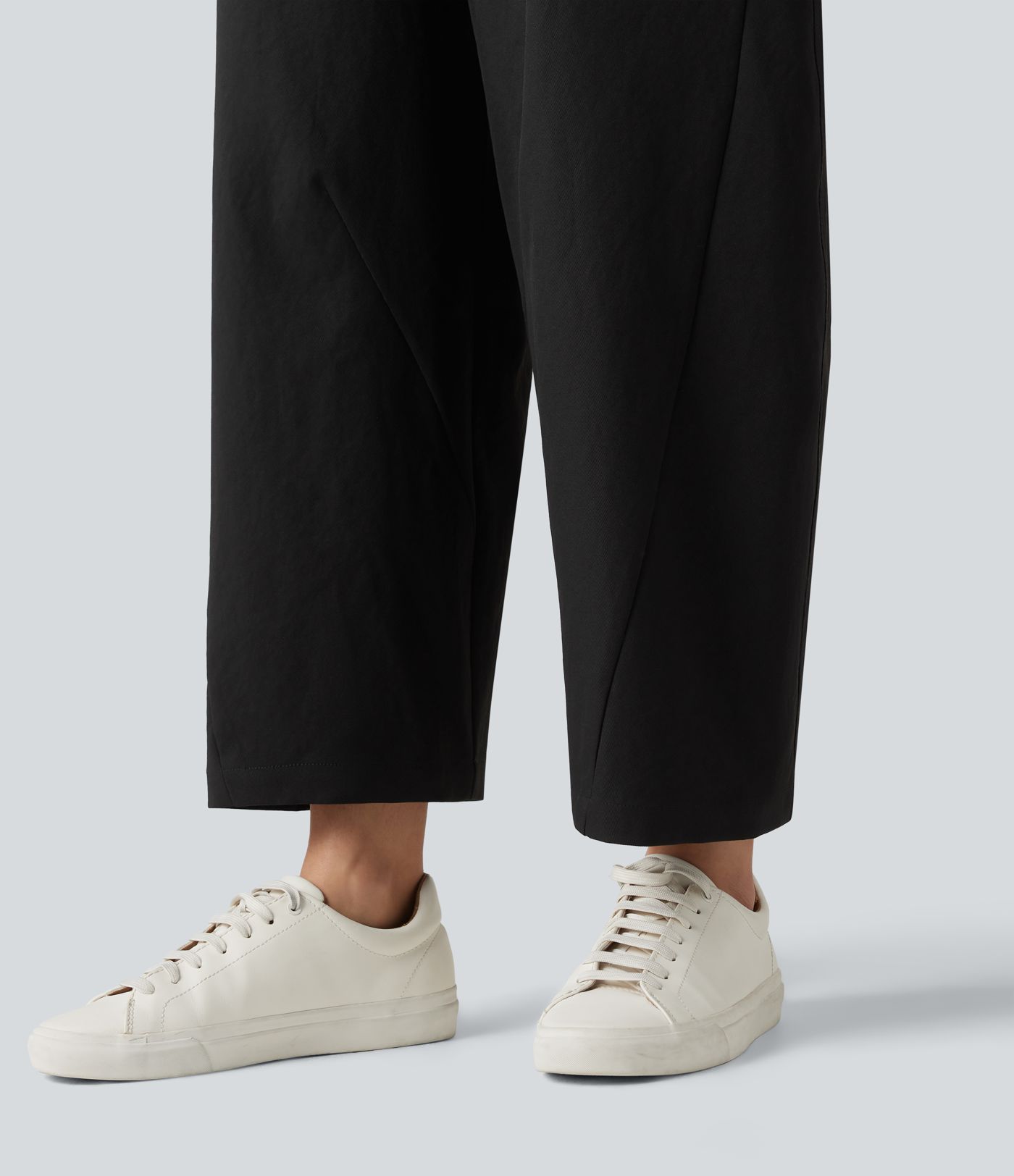 Lässige, locker geschnittene Hose mit mittelhohem Bund, mehreren Taschen und Barrel-Leg Lässige, locker geschnittene Hose mit mittelhohem Bund, mehreren Taschen und Barrel-Leg