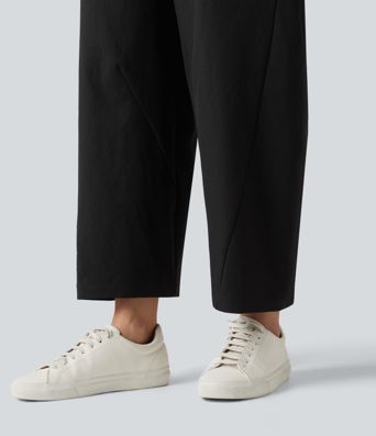 Lässige, locker geschnittene Hose mit mittelhohem Bund, mehreren Taschen und Barrel-Leg Lässige, locker geschnittene Hose mit mittelhohem Bund, mehreren Taschen und Barrel-Leg