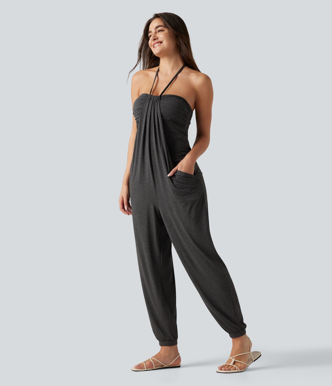 Combinaison-pantalon fuselée de style resort avec soutien-gorge intégré et dos nu à nouer, dotée de poches