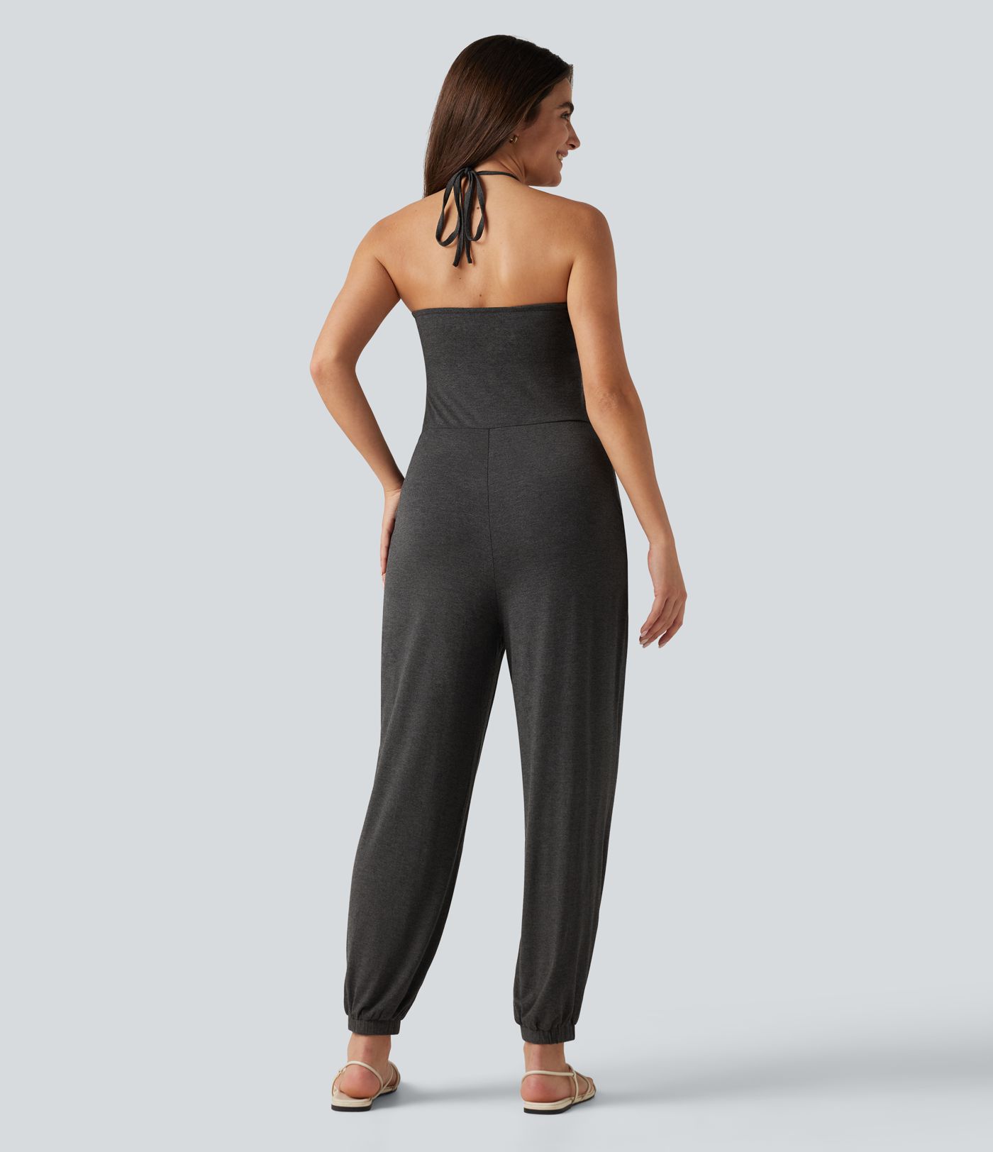 Combinaison-pantalon fuselée de style resort avec soutien-gorge intégré et dos nu à nouer, dotée de poches