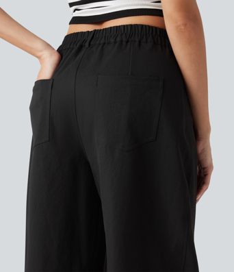 Lässige, locker geschnittene Hose mit mittelhohem Bund, mehreren Taschen und Barrel-Leg Lässige, locker geschnittene Hose mit mittelhohem Bund, mehreren Taschen und Barrel-Leg