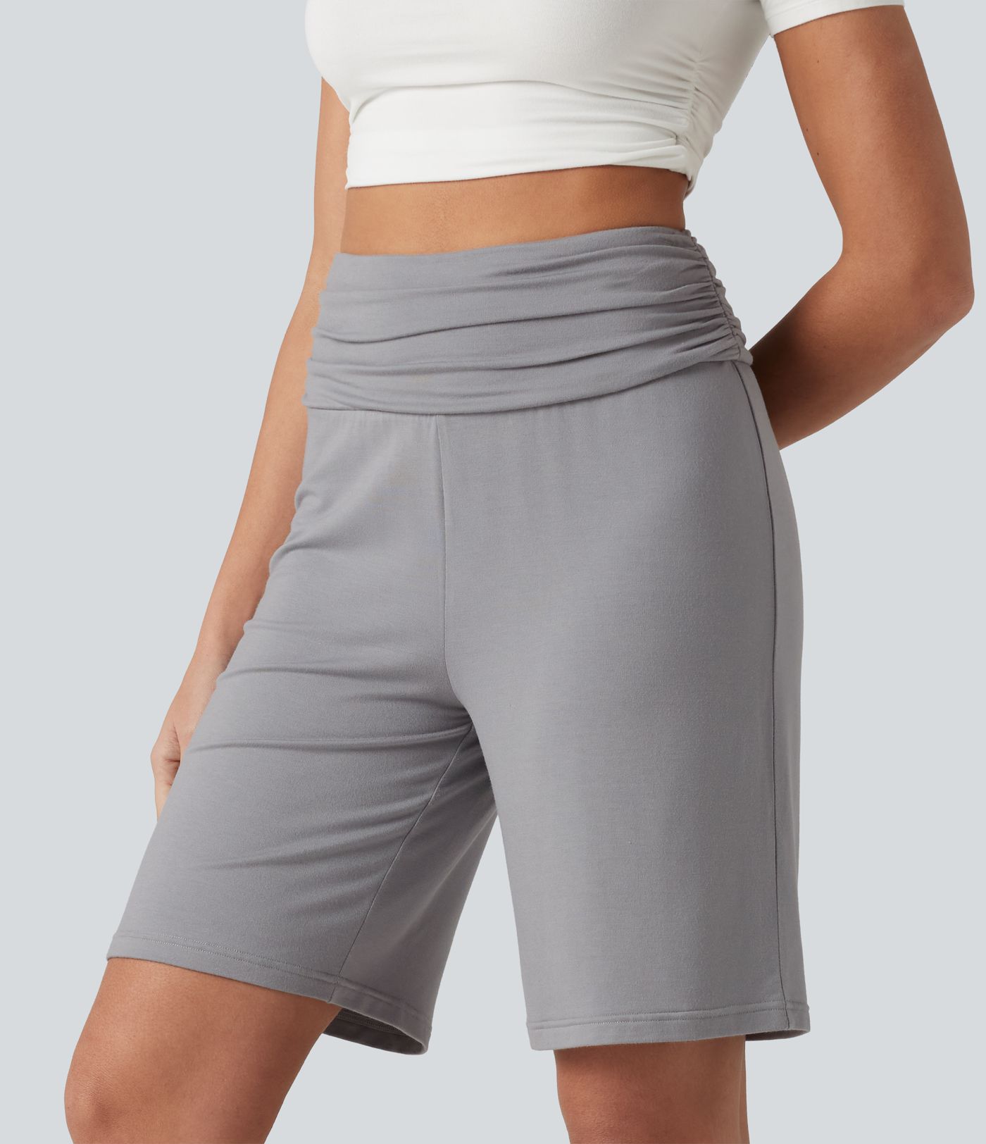 Lässige, geraffte Bermuda-Shorts mit hohem Bund und Bundtasche