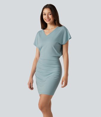 Robe courte moulante col V manches courtes froncée longueur mini allongée