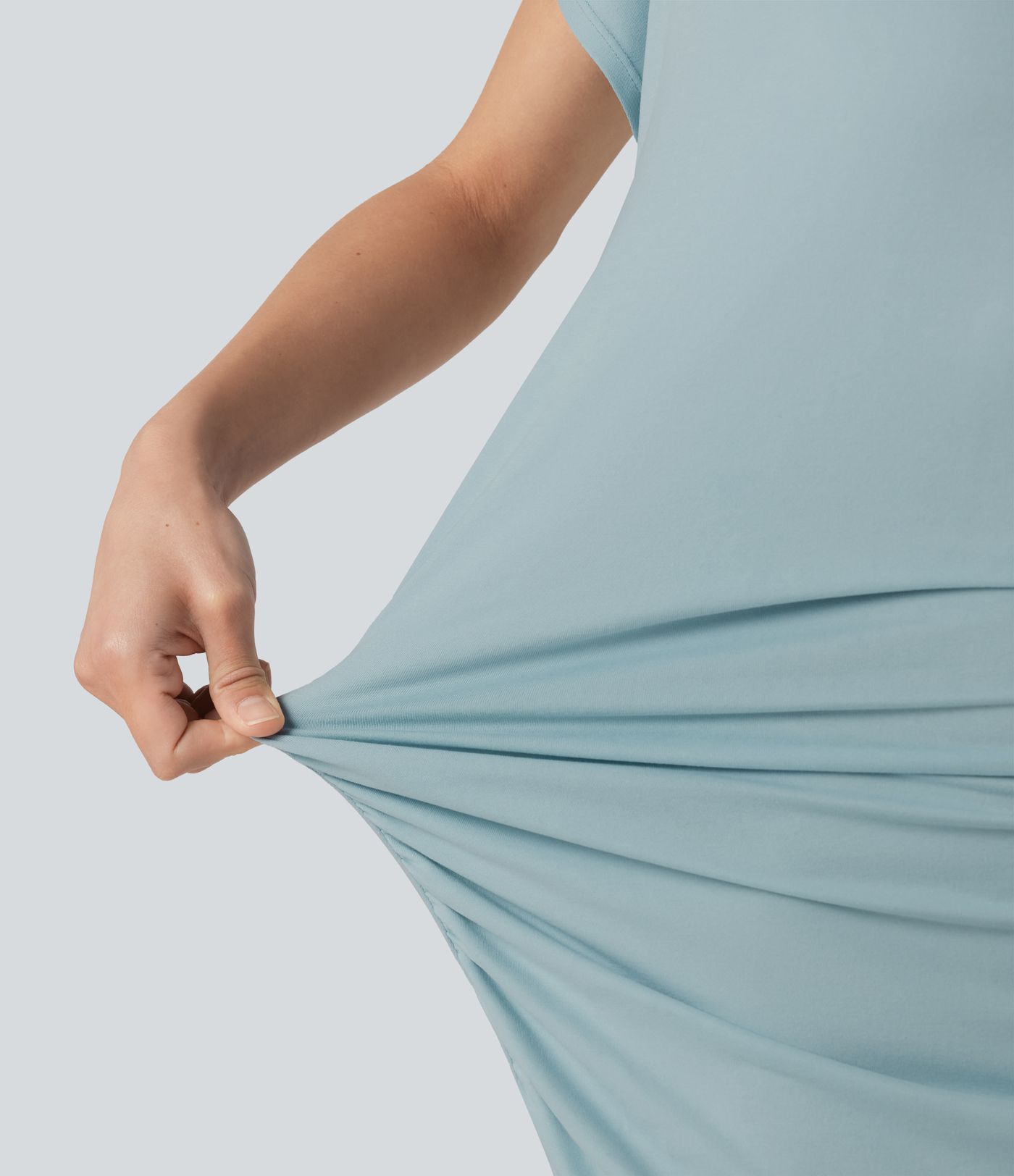 Robe courte moulante col V manches courtes froncée longueur mini allongée