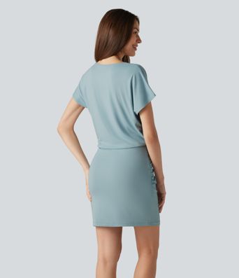 Robe courte moulante col V manches courtes froncée longueur mini allongée