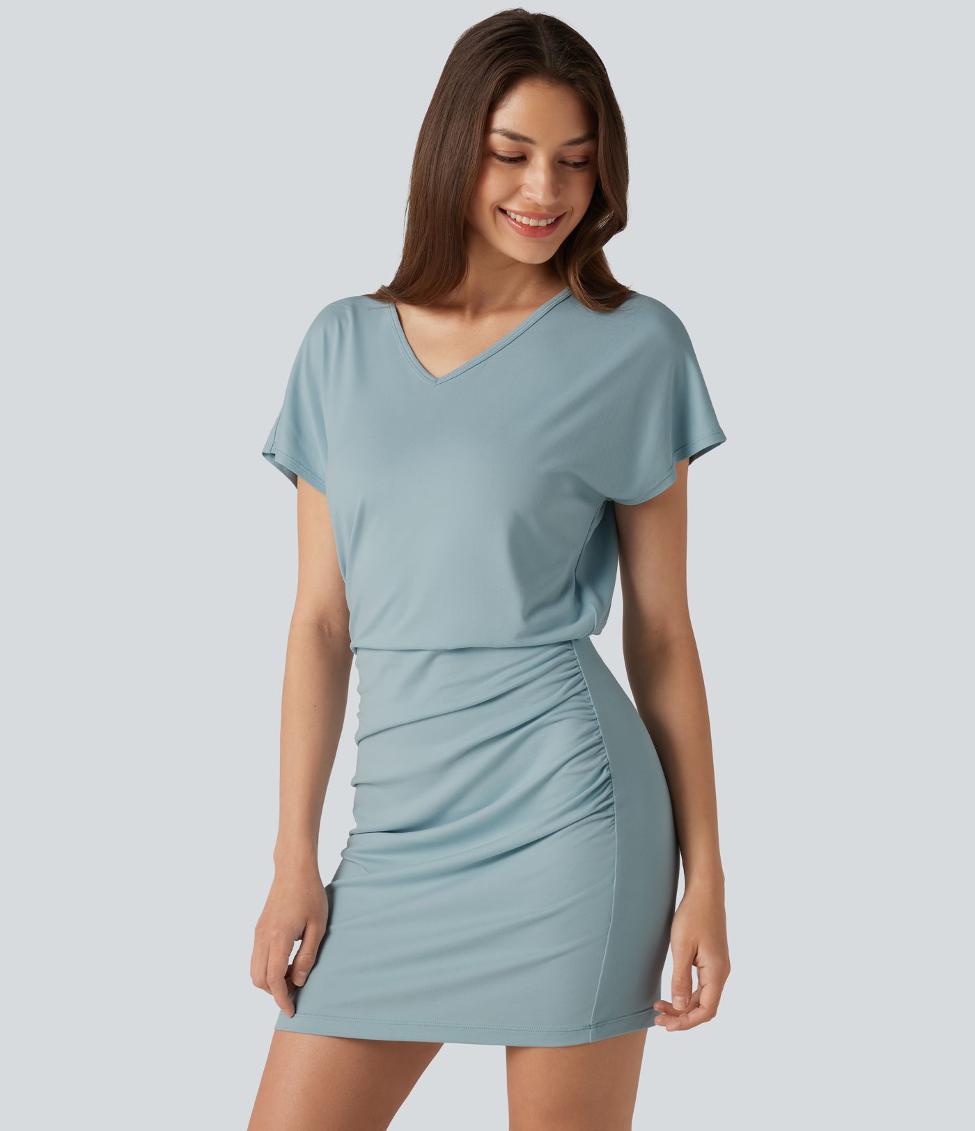 Robe courte moulante col V manches courtes froncée longueur mini allongée