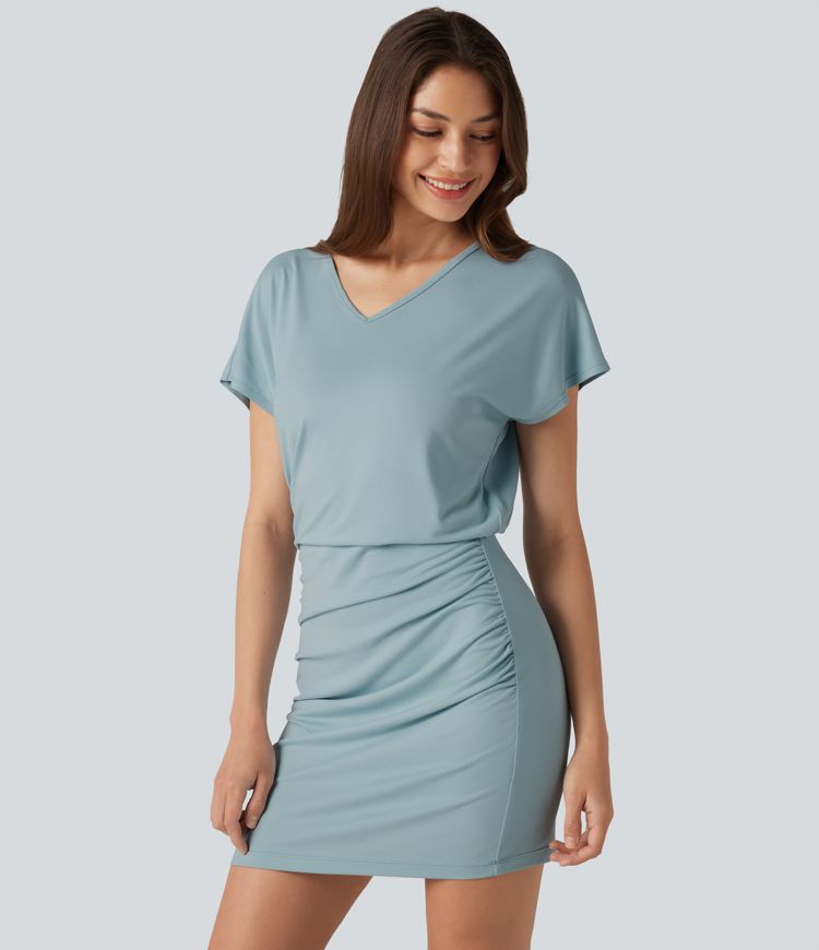 Robe courte moulante col V manches courtes froncée longueur mini allongée