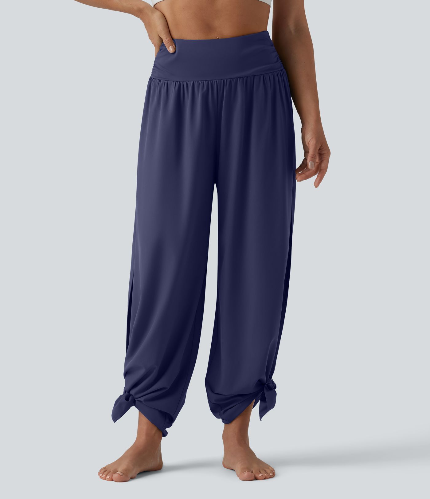 Breezeful™ hoch geschnittene, geraffte Hose mit Schlitz — schnelltrocknend, weite, fließende Urlaubshose mit Taschen