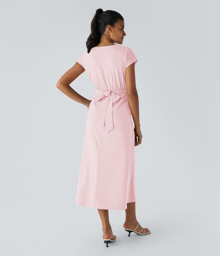 Breezeful™ Kurzärmliges Midi-Freizeitkleid mit V-Ausschnitt, Seitentaschen und Bindeband hinten - schnelltrocknend Breezeful™ Kurzärmliges Midi-Freizeitkleid mit V-Ausschnitt, Seitentaschen und Bindeband hinten - schnelltrocknend