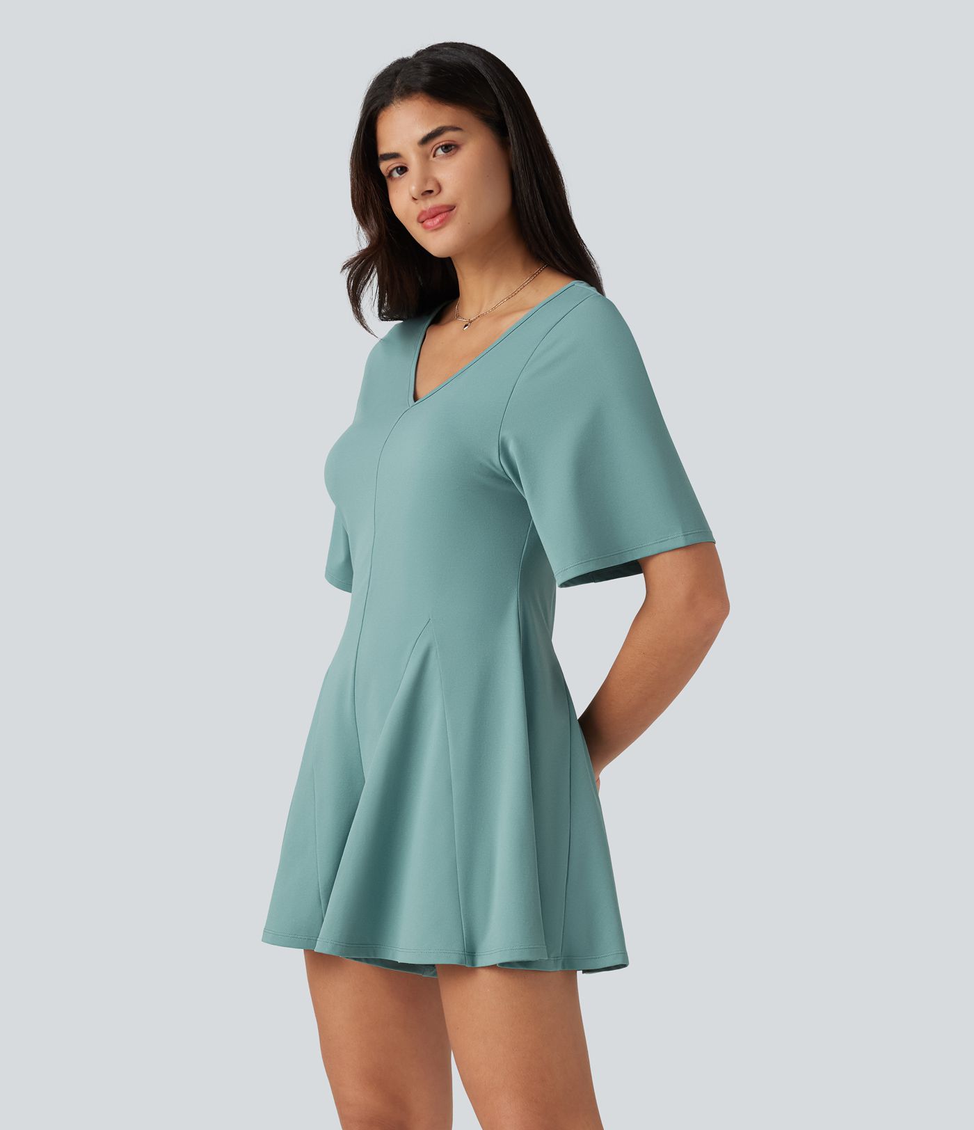 Combinaison courte décontractée col V manches courtes dos avec découpe