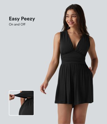 Ärmelloser, gerippter Jumpsuit mit V-Ausschnitt, Seitentaschen und integriertem BH - Easy Peezy