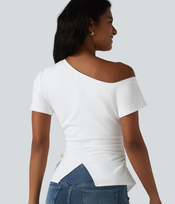 SoftlyZero™ Airy T-shirt asymétrique épaule dénudée froncé avec fente, soutien-gorge intégré et toucher frais