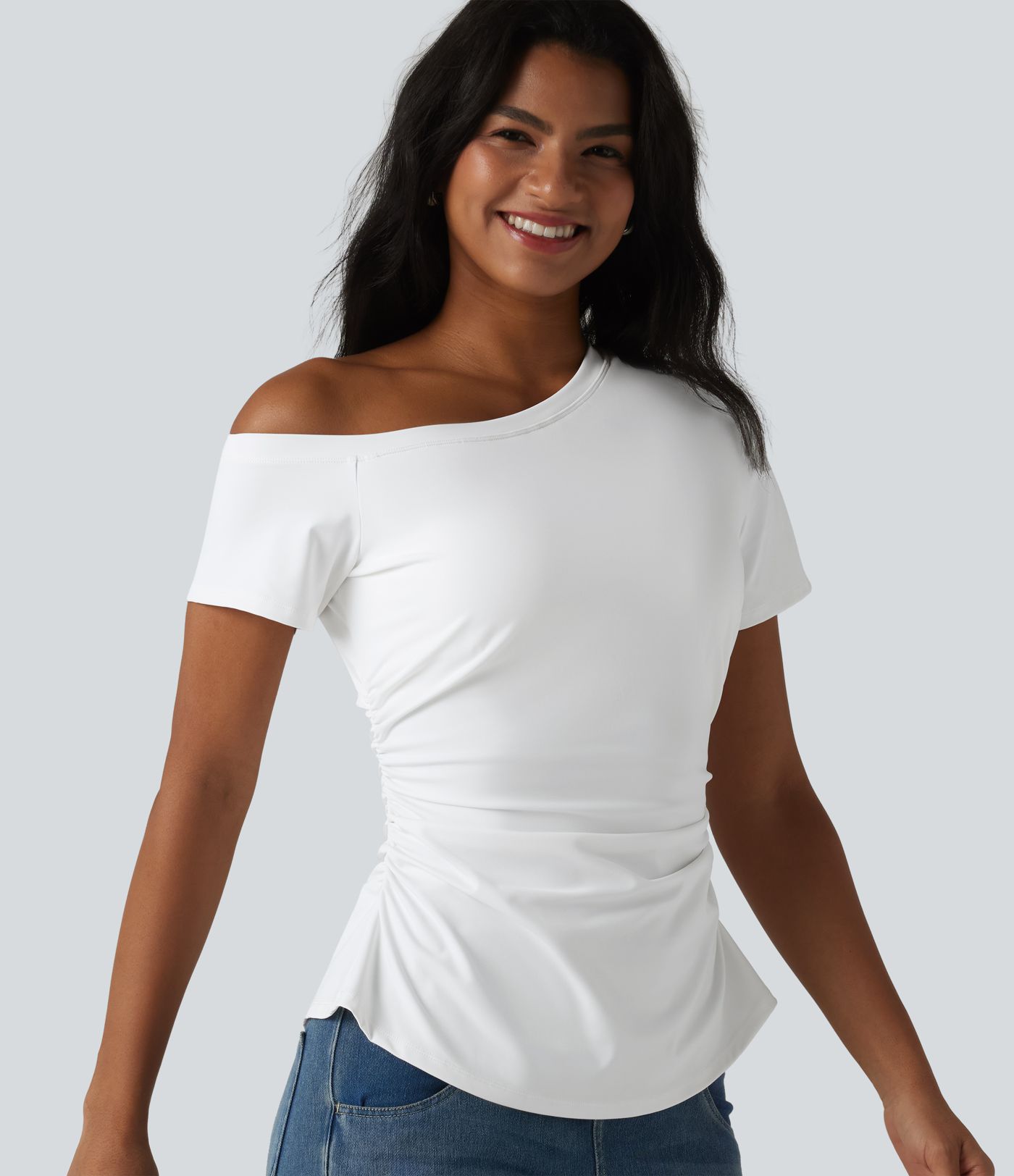 SoftlyZero™ Airy T-shirt asymétrique épaule dénudée froncé avec fente, soutien-gorge intégré et toucher frais