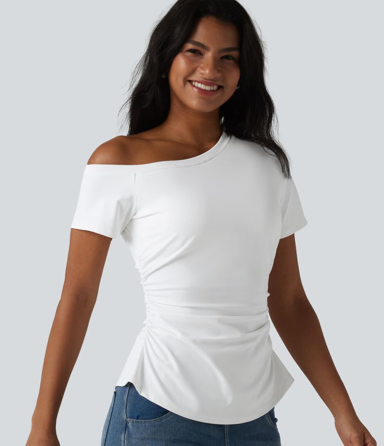 SoftlyZero™ Airy T-shirt asymétrique épaule dénudée froncé avec fente, soutien-gorge intégré et toucher frais