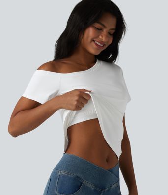 SoftlyZero™ Airy T-shirt asymétrique épaule dénudée froncé avec fente, soutien-gorge intégré et toucher frais
