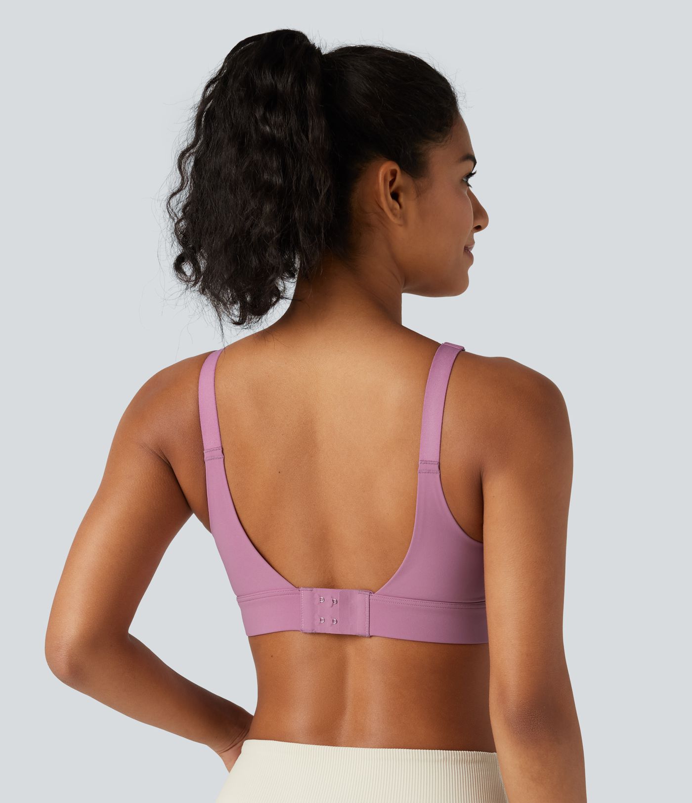 Tréninková sportovní podprsenka se střední oporou a tvarovanými spacer košíčky