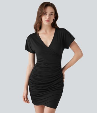 Robe moulante courte décontractée col V manches courtes froncée avec ourlet croisé
