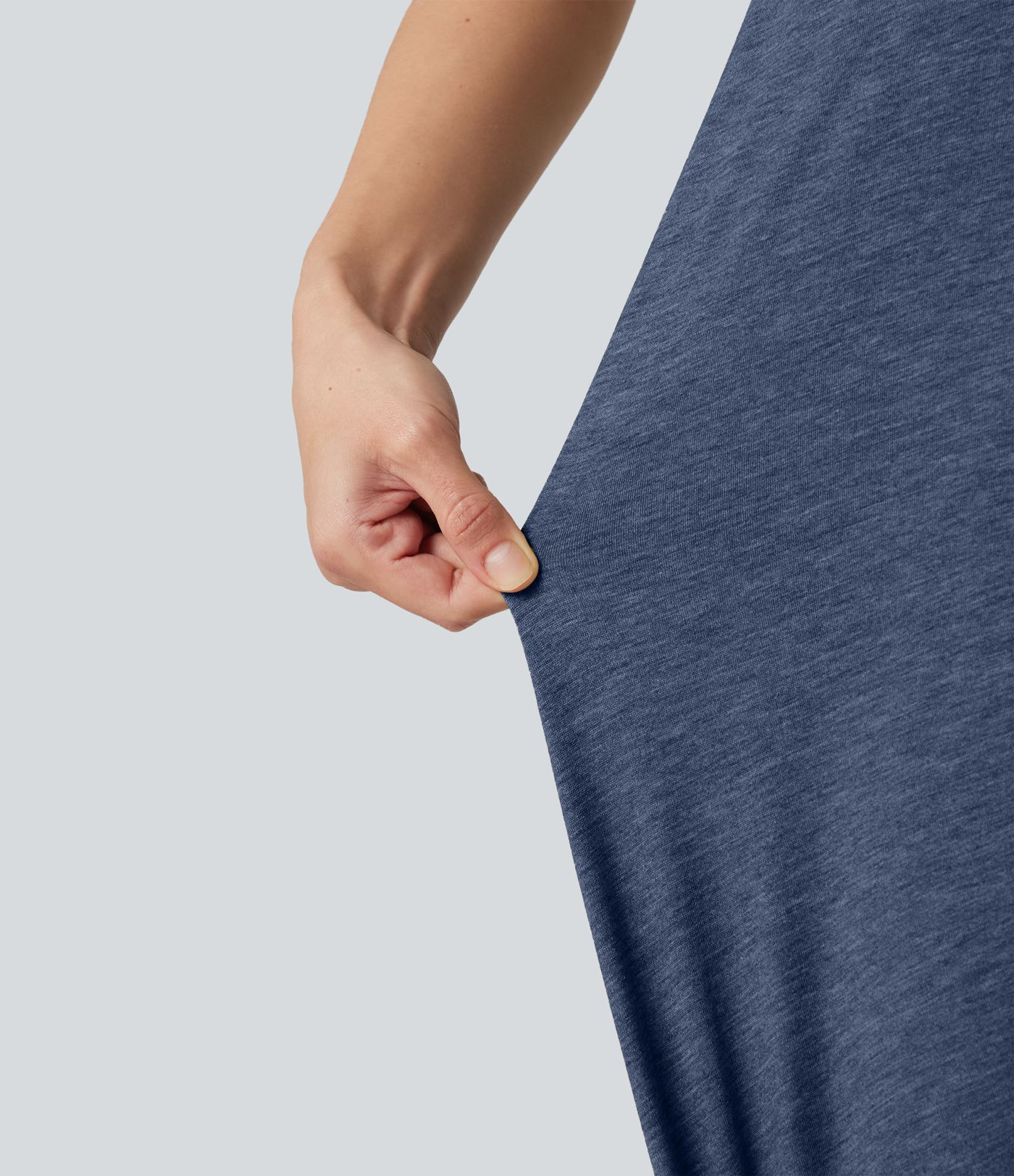 Fließendes Midikleid mit Seitentaschen, Racerback, integriertem BH und asymmetrischem Saum