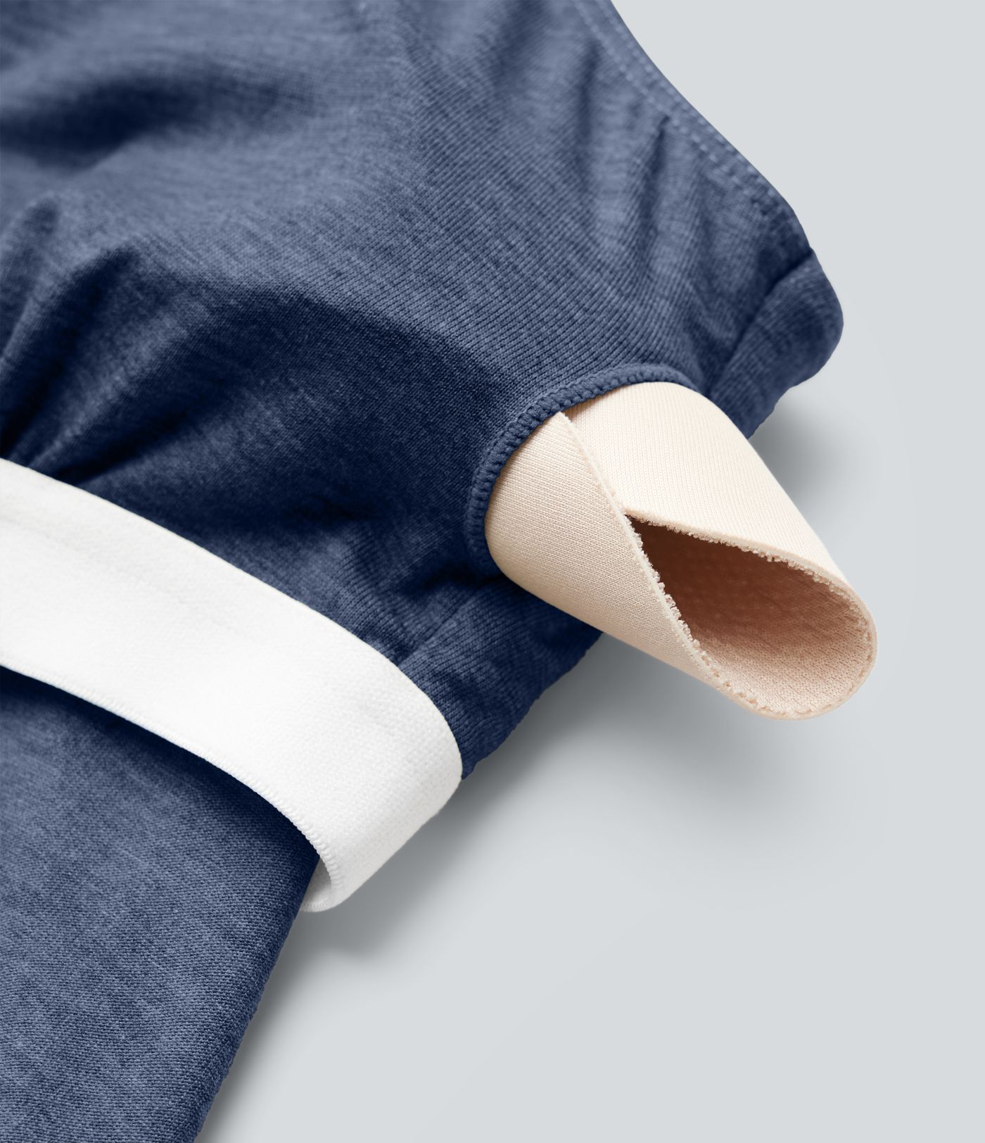 Fließendes Midikleid mit Seitentaschen, Racerback, integriertem BH und asymmetrischem Saum