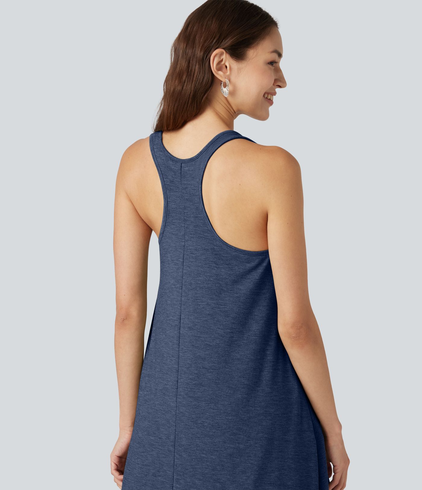 Fließendes Midikleid mit Seitentaschen, Racerback, integriertem BH und asymmetrischem Saum