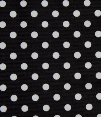 Robe midi fluide et décontractée à pois, sans manches, dos-nu et croisée, avec poches.