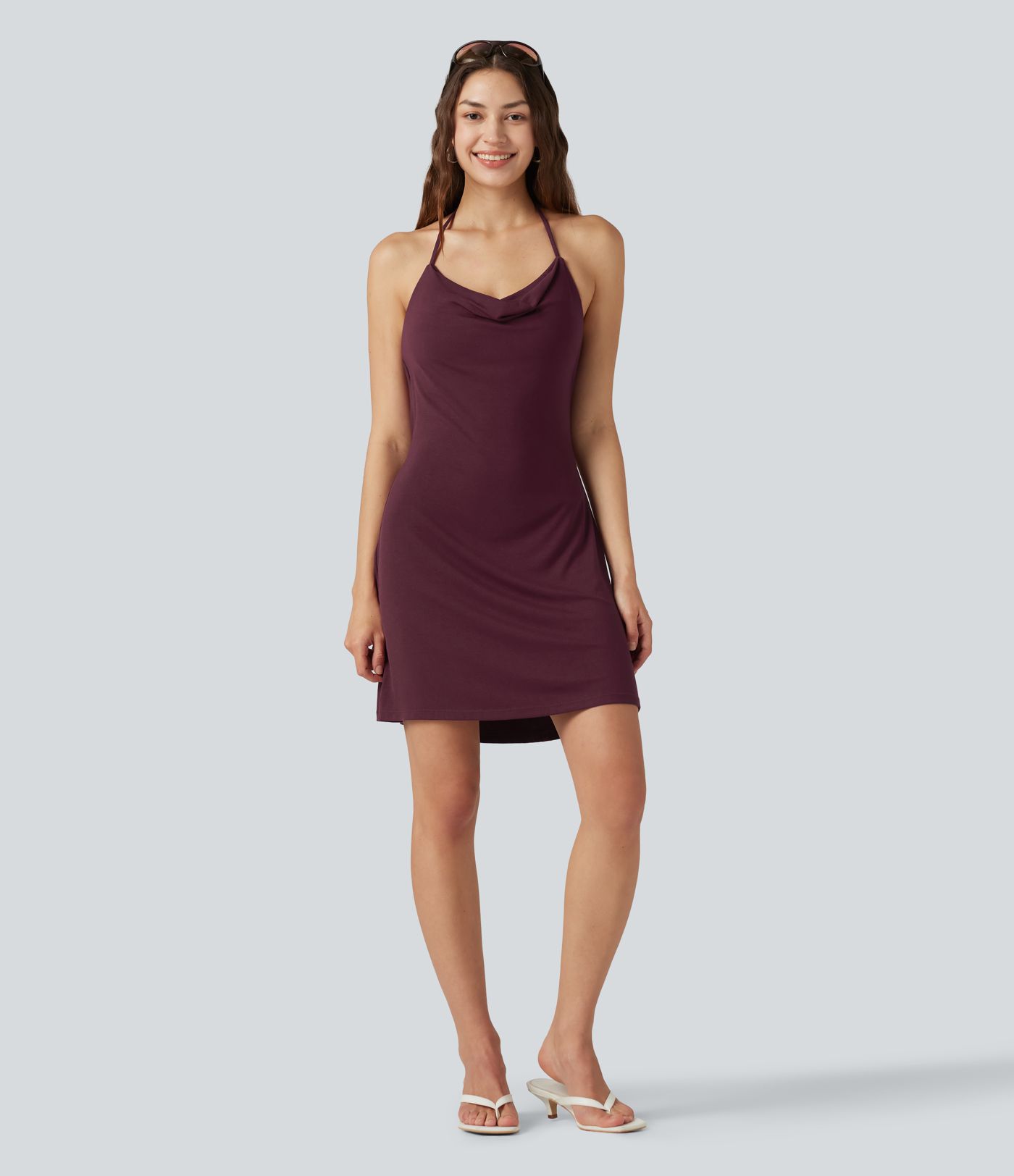 Rückenfreies, geripptes Minikleid mit Neckholder, Wasserfallausschnitt und integriertem BH