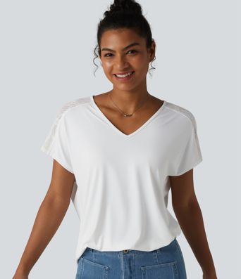 Top décontracté à col en V, manches chauve-souris courtes, dentelle contrastée, toucher frais, séchage rapide — UPF50+