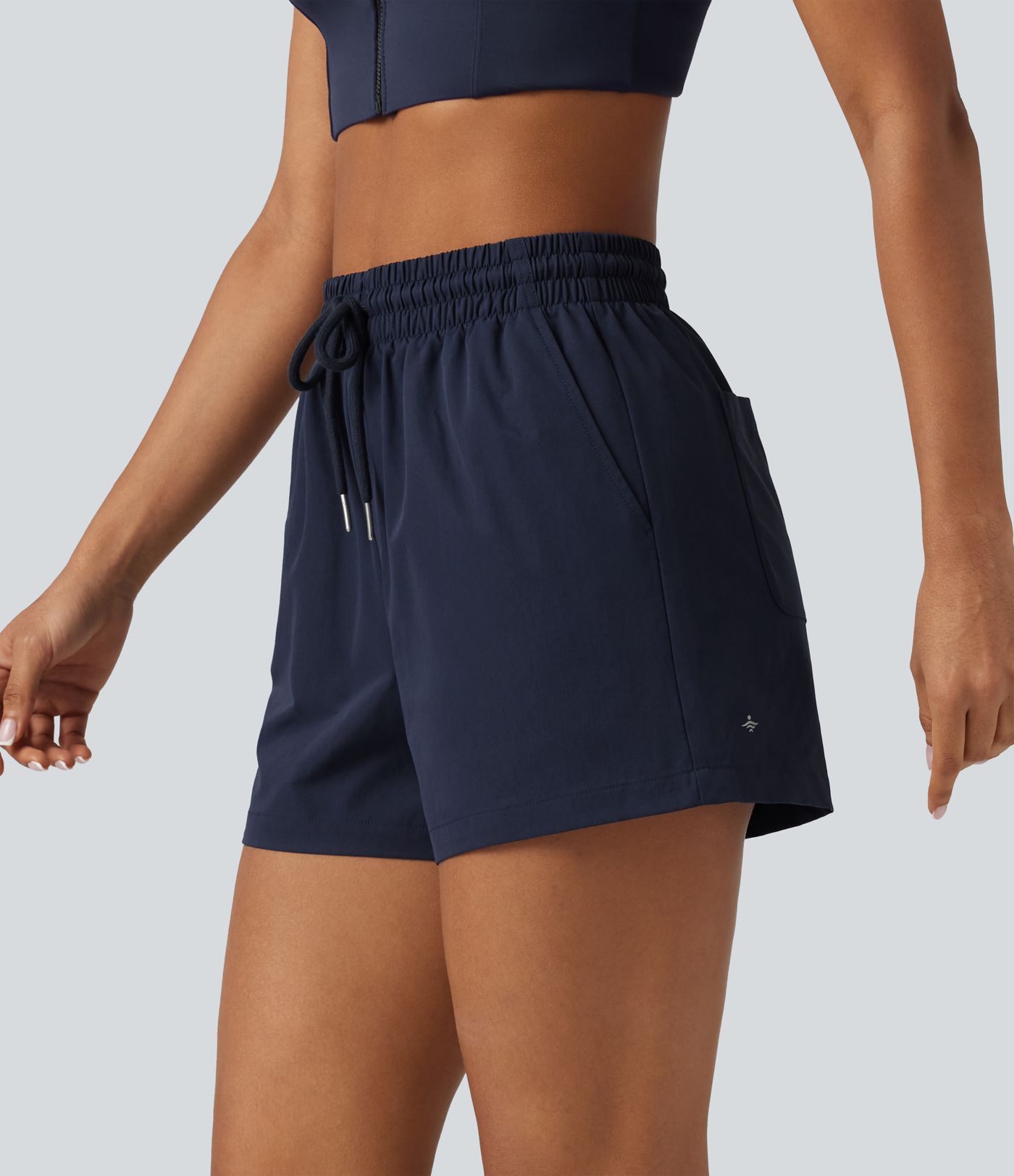 Baggy-Workout-Shorts aus elastischem Popeline mit hohem Bund, mehreren Taschen und Kordelzug