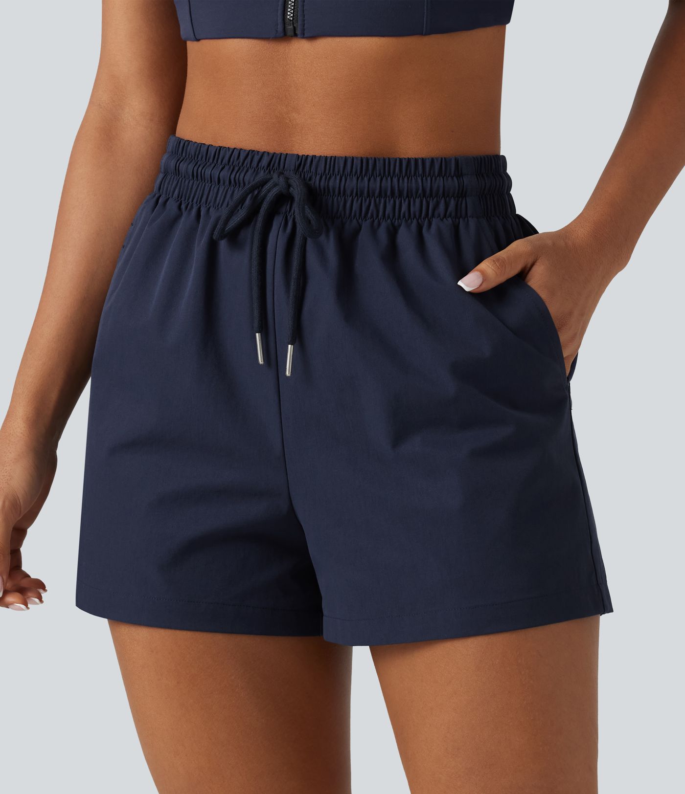 Baggy-Workout-Shorts aus elastischem Popeline mit hohem Bund, mehreren Taschen und Kordelzug
