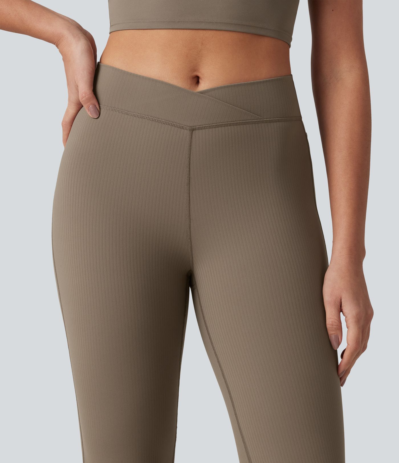 Halara UltraSculpt™ Rippstrick-Yoga-Leggings mit hohem Bund, überkreuztem Saum und Taschen