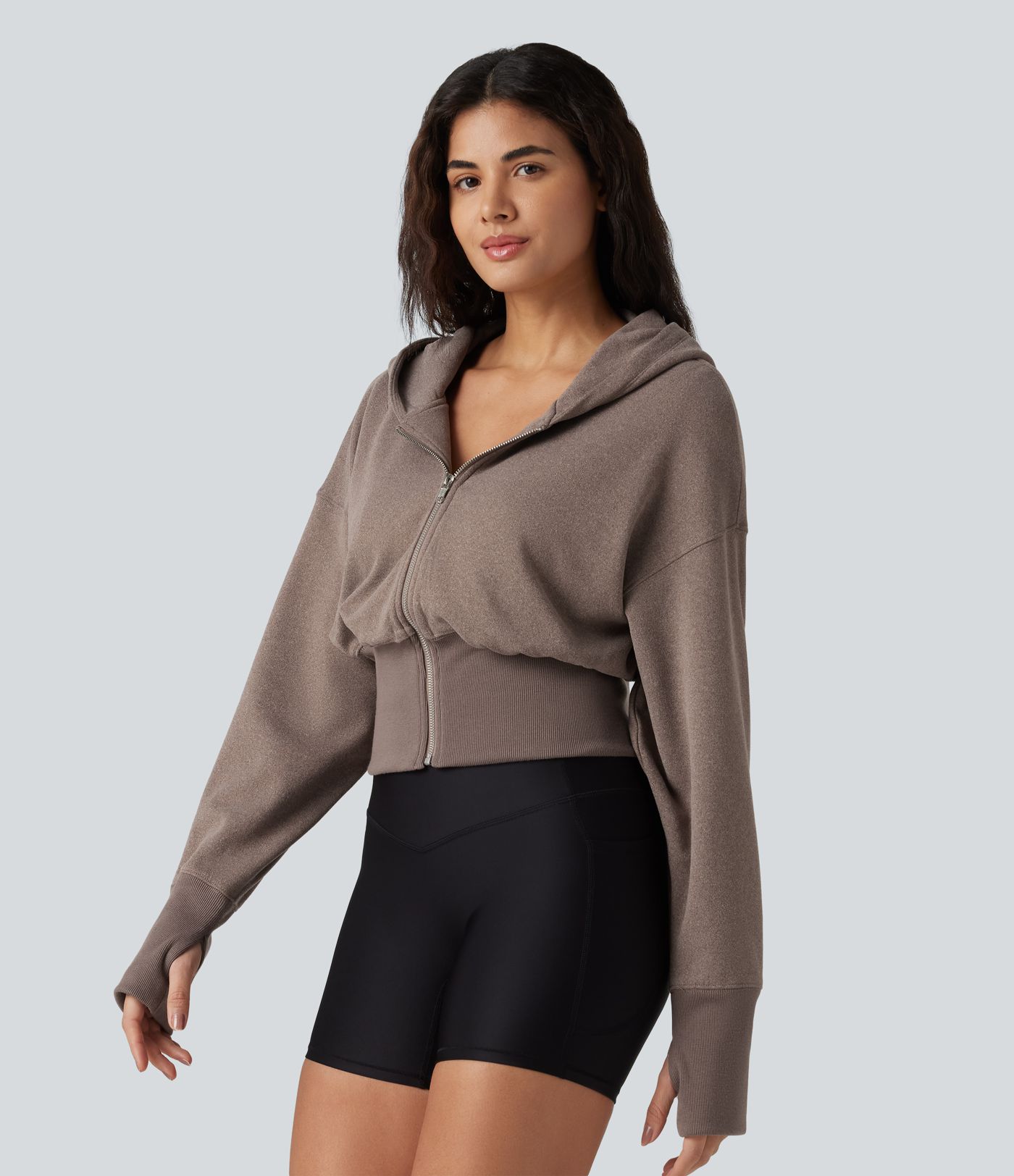 Lässiger Pullover mit Kapuze, langen Raglanärmeln und Daumenlöchern Lässiger Pullover mit Kapuze, langen Raglanärmeln und Daumenlöchern