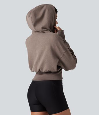 Lässiger Pullover mit Kapuze, langen Raglanärmeln und Daumenlöchern Lässiger Pullover mit Kapuze, langen Raglanärmeln und Daumenlöchern