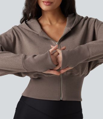 Lässiger Pullover mit Kapuze, langen Raglanärmeln und Daumenlöchern Lässiger Pullover mit Kapuze, langen Raglanärmeln und Daumenlöchern