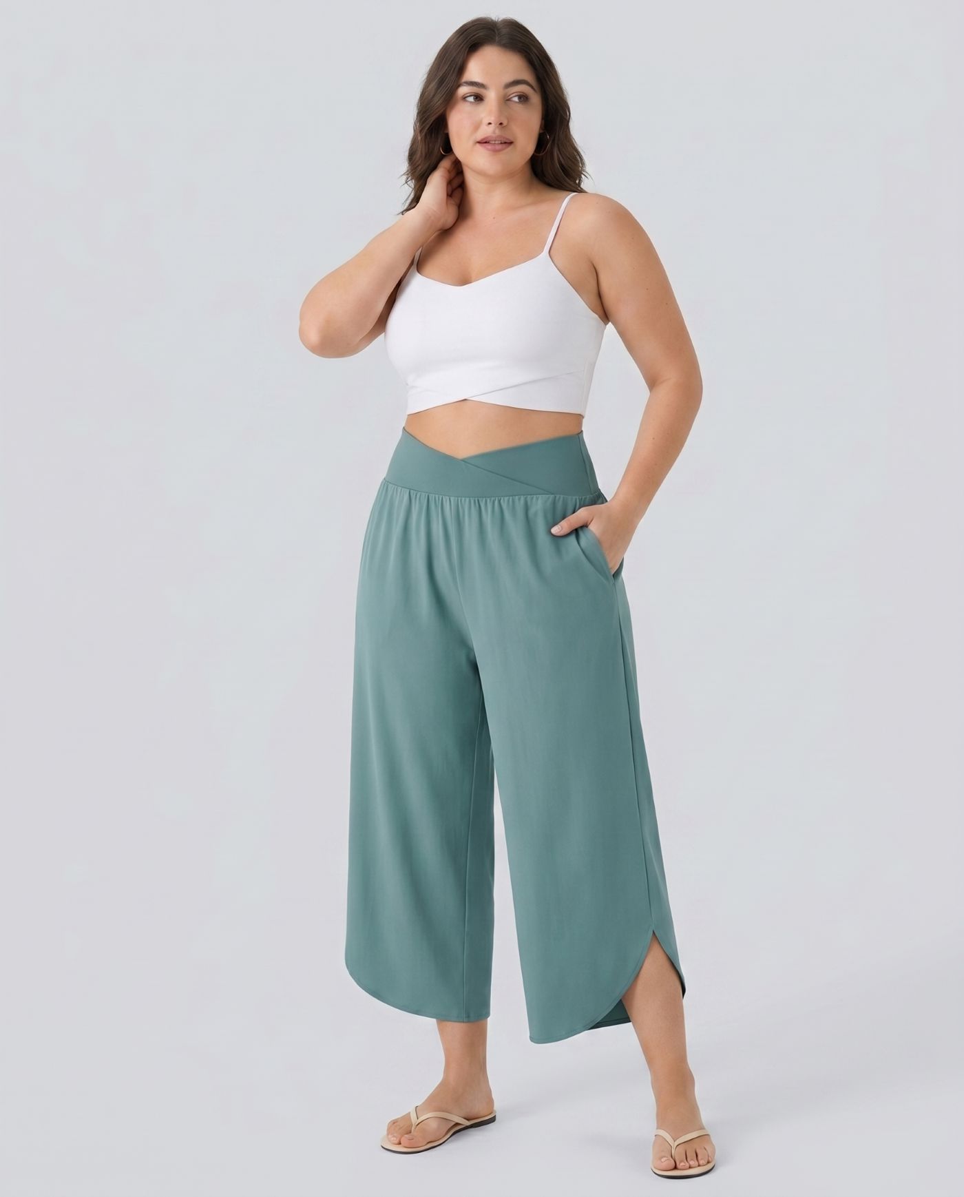 Breezeful™ Plus-Size Crossover-Hose mit hohem Bund, gefalteten Seitentaschen, geteiltem Schnitt, schnelltrocknend