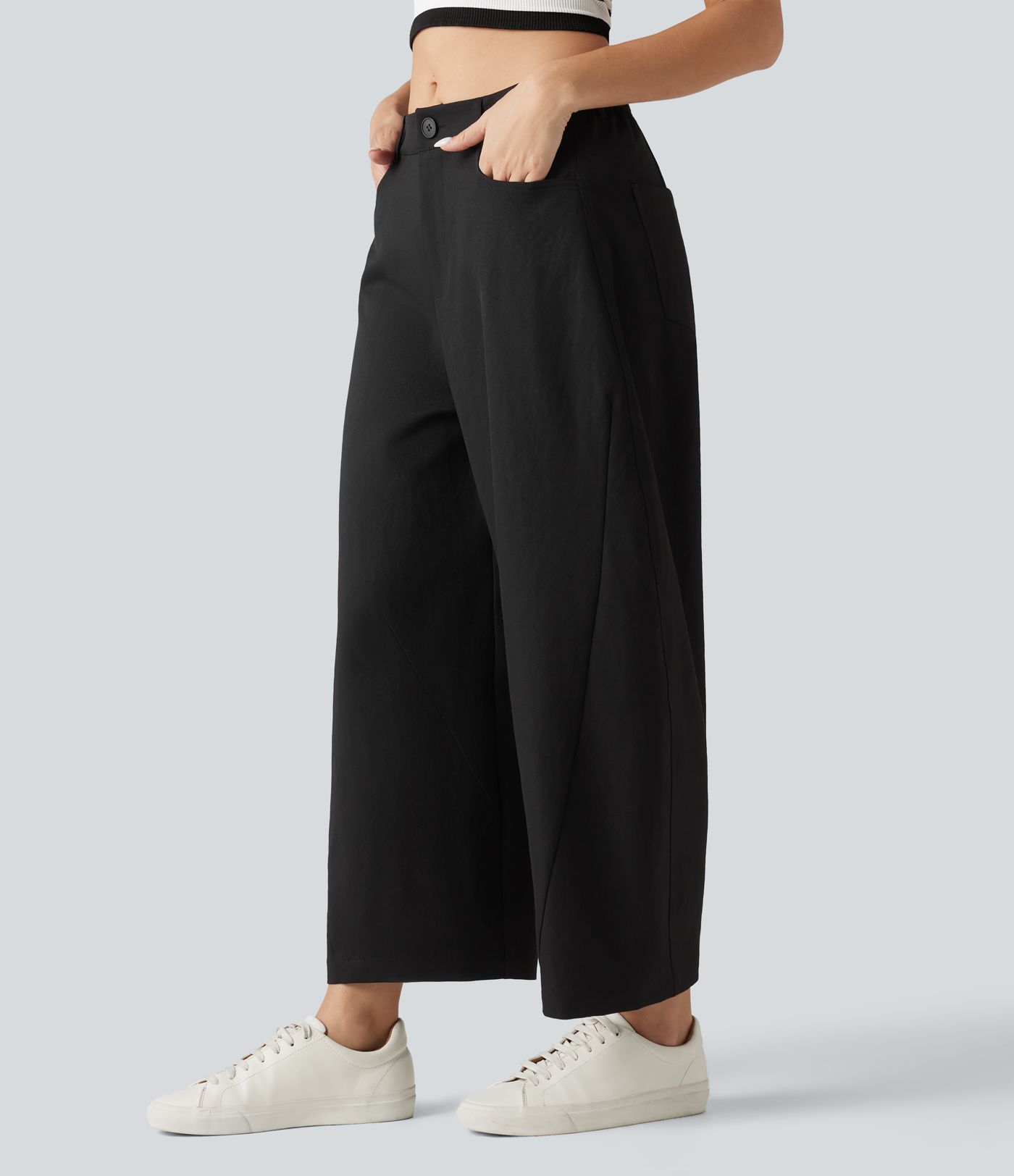 Lässige, locker geschnittene Hose mit mittelhohem Bund, mehreren Taschen und Barrel-Leg Lässige, locker geschnittene Hose mit mittelhohem Bund, mehreren Taschen und Barrel-Leg