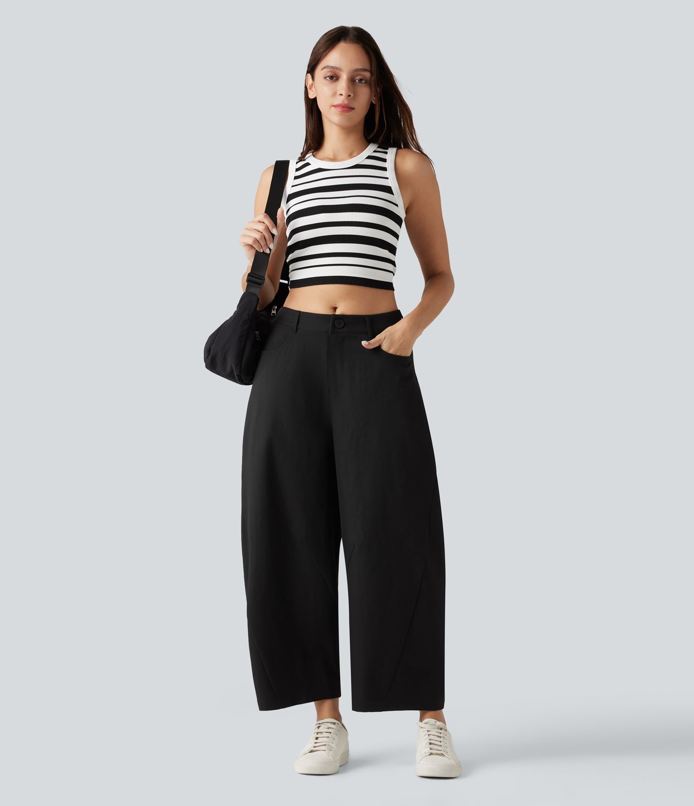 Lässige, locker geschnittene Hose mit mittelhohem Bund, mehreren Taschen und Barrel-Leg Lässige, locker geschnittene Hose mit mittelhohem Bund, mehreren Taschen und Barrel-Leg