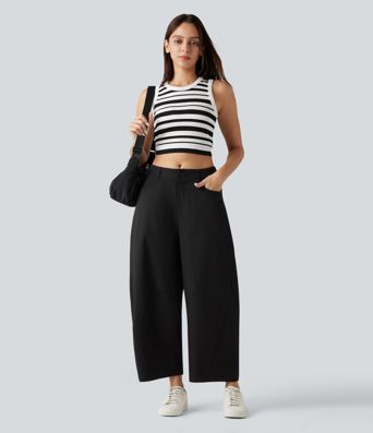 Lässige, locker geschnittene Hose mit mittelhohem Bund, mehreren Taschen und Barrel-Leg Lässige, locker geschnittene Hose mit mittelhohem Bund, mehreren Taschen und Barrel-Leg