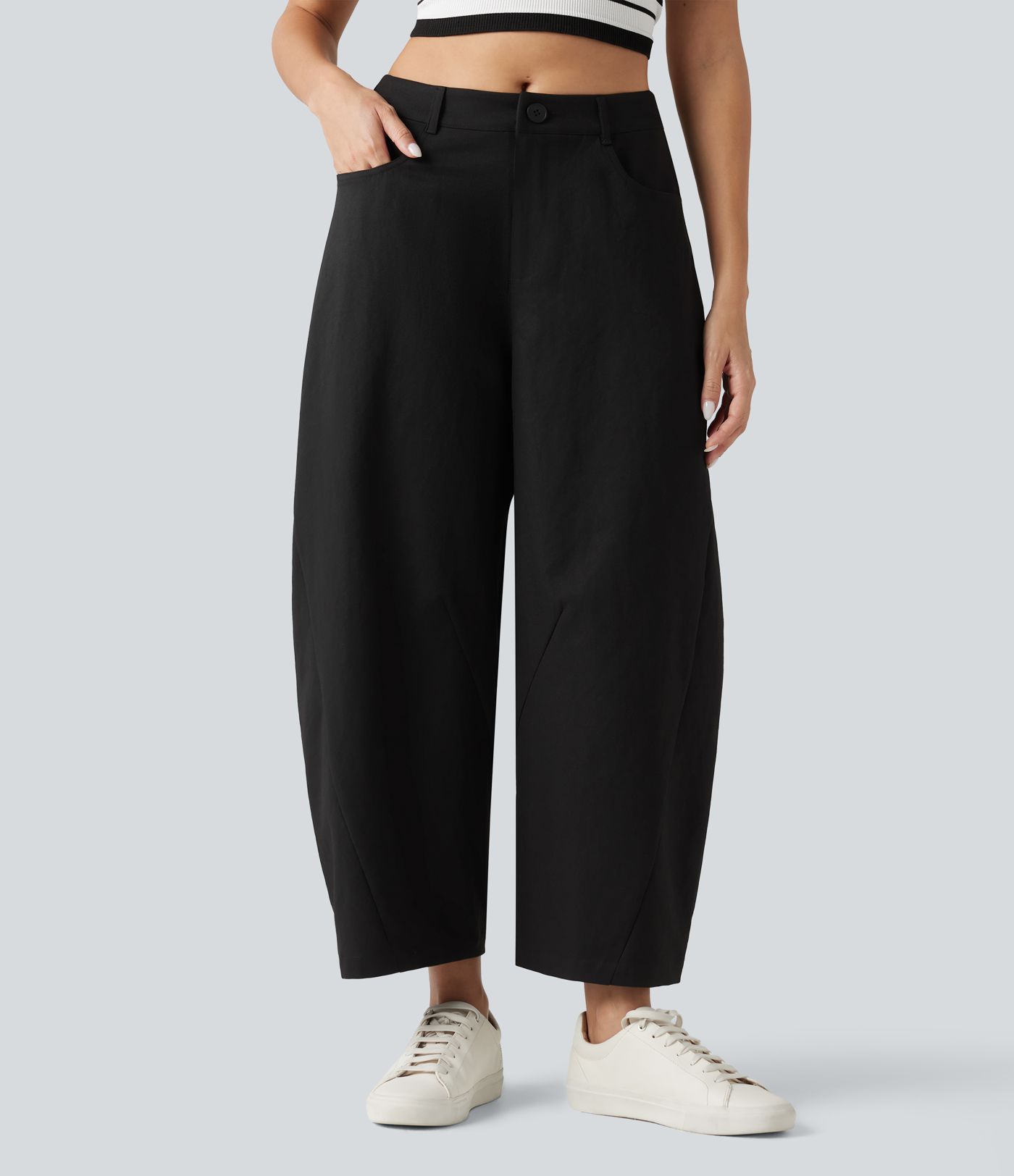 Lässige, locker geschnittene Hose mit mittelhohem Bund, mehreren Taschen und Barrel-Leg Lässige, locker geschnittene Hose mit mittelhohem Bund, mehreren Taschen und Barrel-Leg