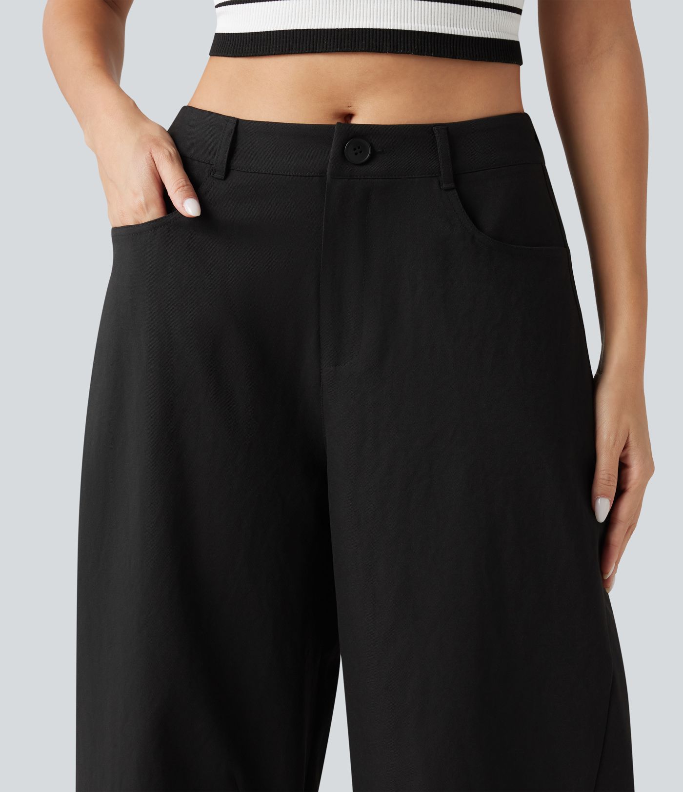 Lässige, locker geschnittene Hose mit mittelhohem Bund, mehreren Taschen und Barrel-Leg Lässige, locker geschnittene Hose mit mittelhohem Bund, mehreren Taschen und Barrel-Leg