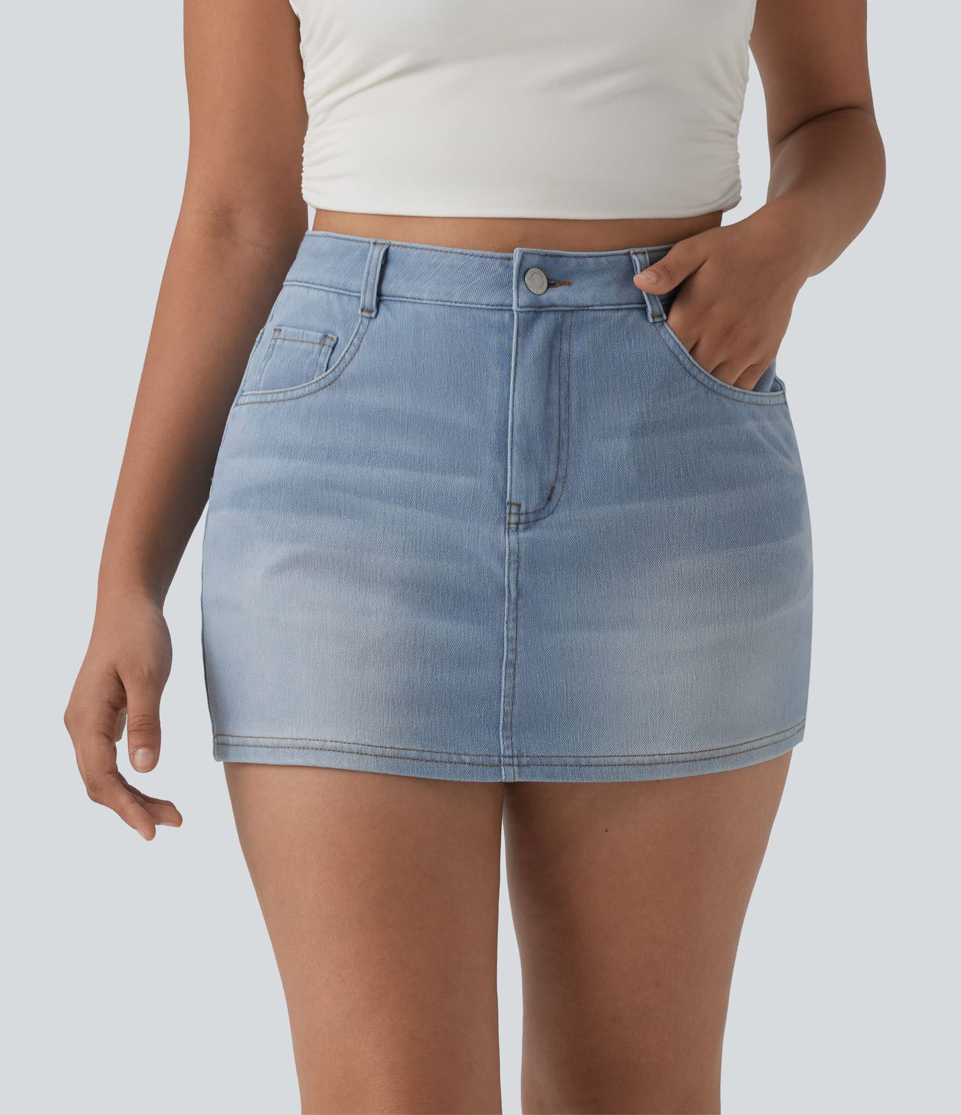 Halara Flex™ Denim hoch taillierter, mikrokurzer Casual-Skort mit Taschen Halara Flex™ Denim hoch taillierter, mikrokurzer Casual-Skort mit Taschen