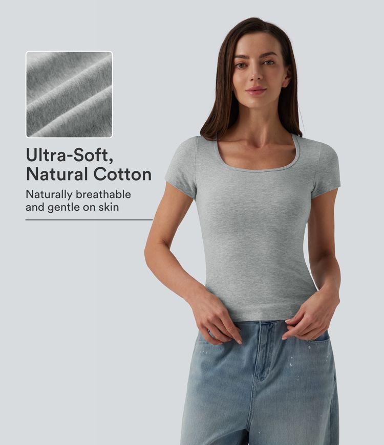 Lässiges, meliertes Baumwoll-T-Shirt mit quadratischem Ausschnitt, kurzen Ärmeln und ultraschlanker Passform. Lässiges, meliertes Baumwoll-T-Shirt mit quadratischem Ausschnitt, kurzen Ärmeln und ultraschlanker Passform.