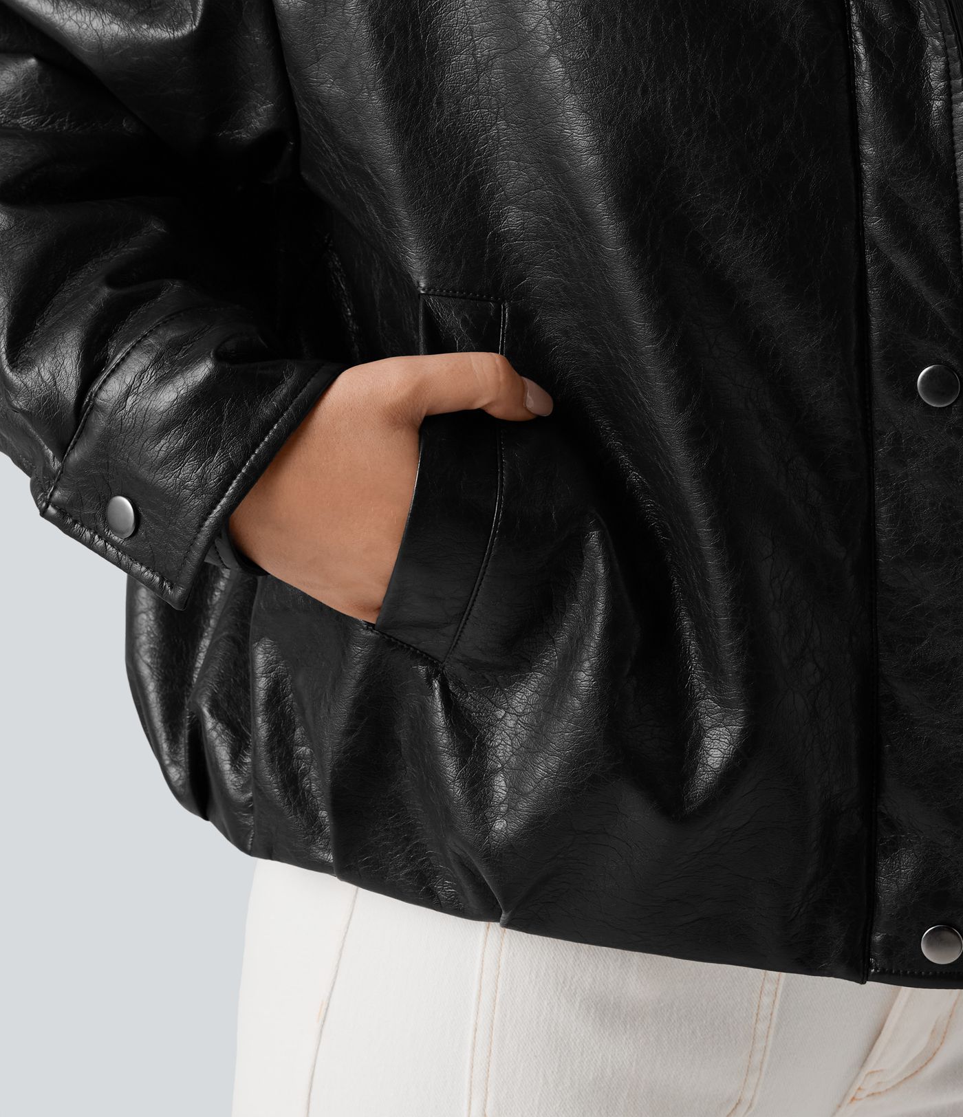 Neformální bunda z umělé kůže s límcem z umělé kožešiny, předním zapínáním na zip a kapsami.
