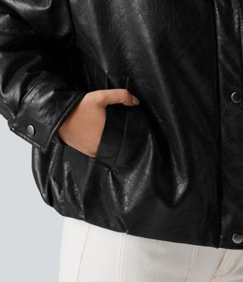 Neformální bunda z umělé kůže s límcem z umělé kožešiny, předním zapínáním na zip a kapsami.