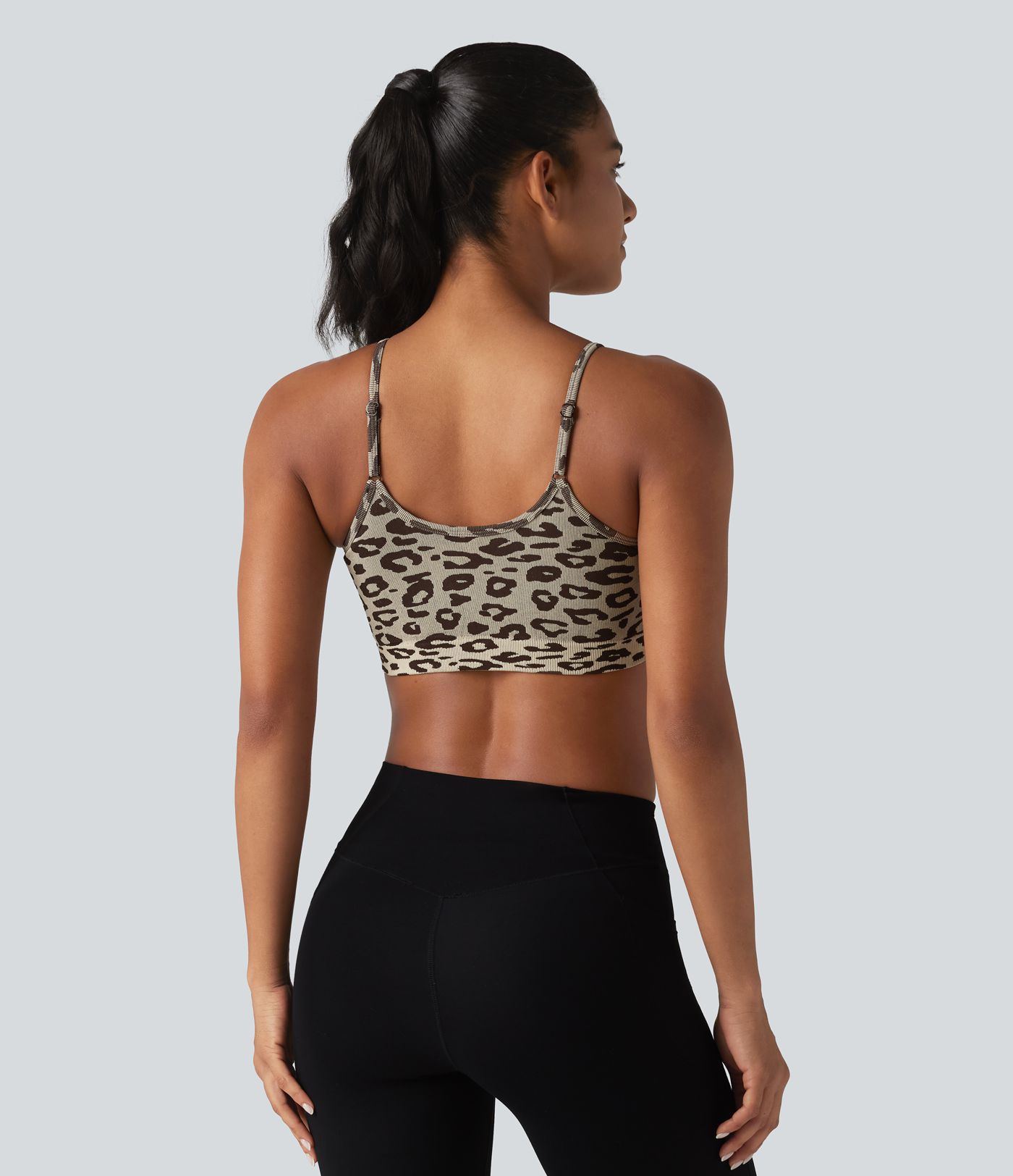 OneForm Seamless Flow, estampado de leopardo, tirantes ajustables, fruncido, sujetador incorporado, sujetador deportivo para yoga