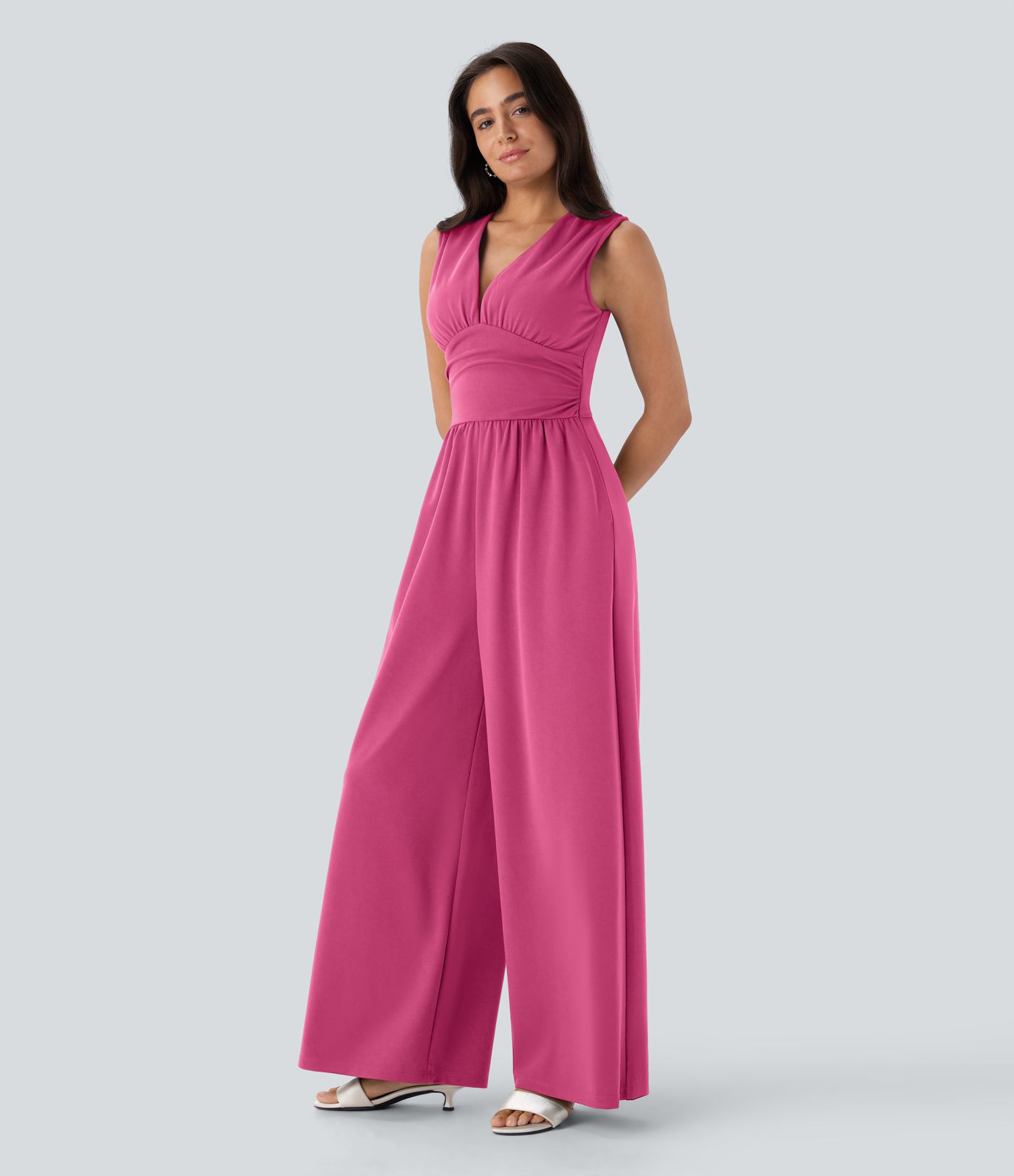Ärmelloser, geraffter Party-Jumpsuit mit V-Ausschnitt, Seitentaschen und unsichtbarem Reißverschluss - pipi-praktisch