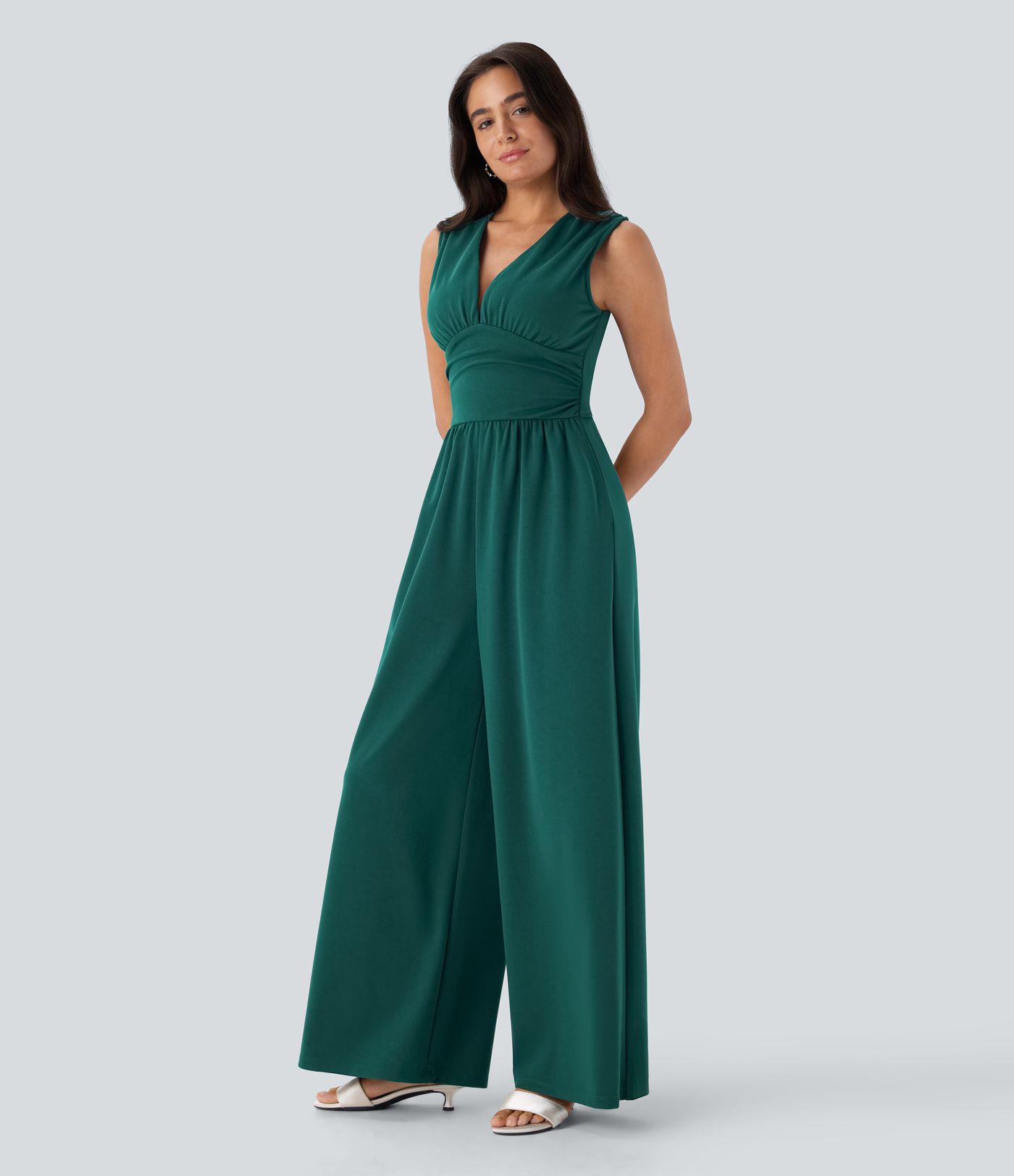 Ärmelloser, geraffter Party-Jumpsuit mit V-Ausschnitt, Seitentaschen und unsichtbarem Reißverschluss - pipi-praktisch