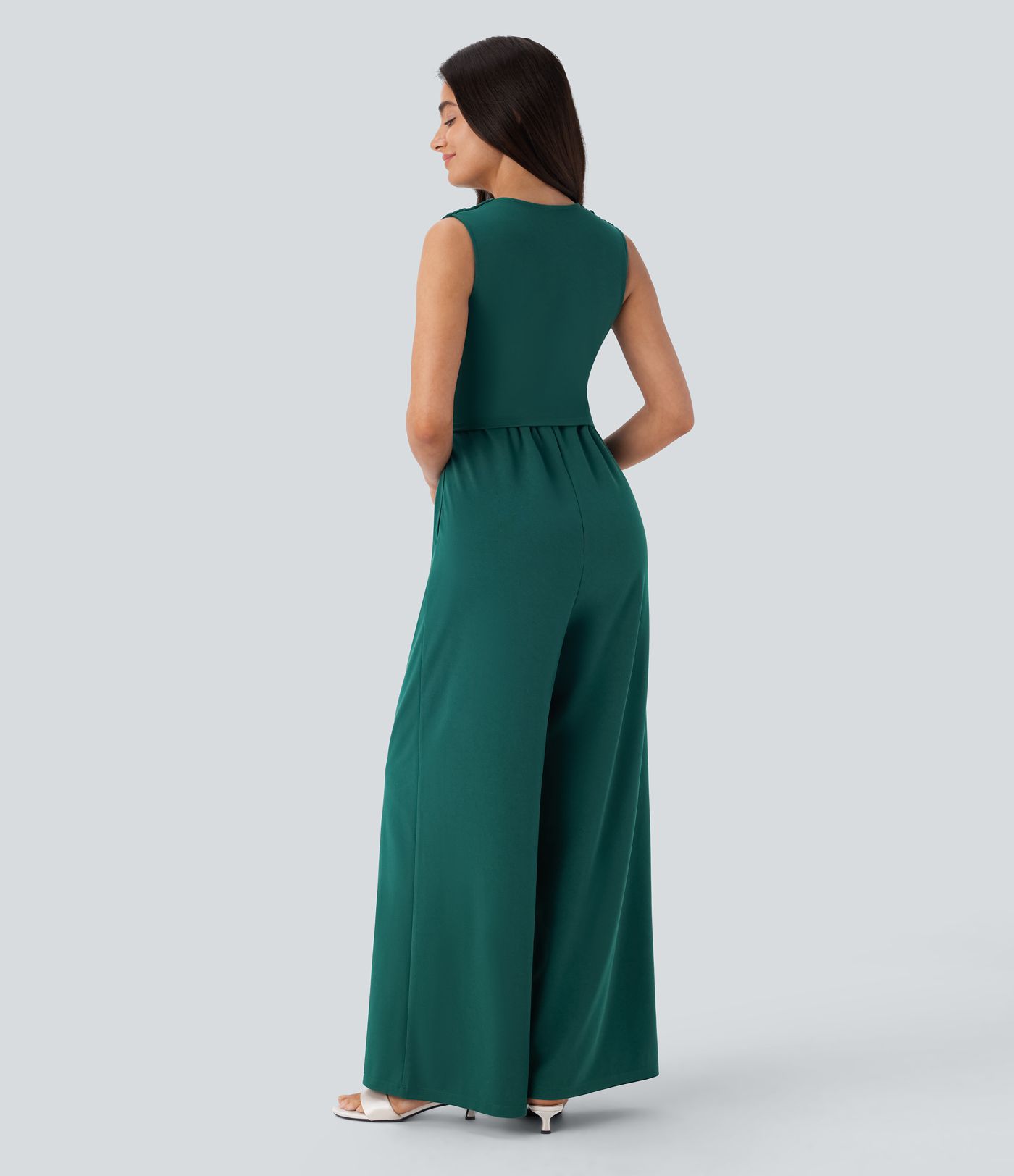 Ärmelloser, geraffter Party-Jumpsuit mit V-Ausschnitt, Seitentaschen und unsichtbarem Reißverschluss - pipi-praktisch